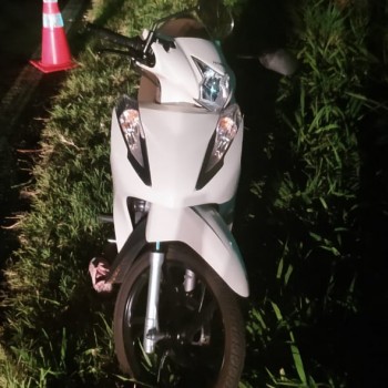 Mulher morre após ser atropelada ao cair da moto