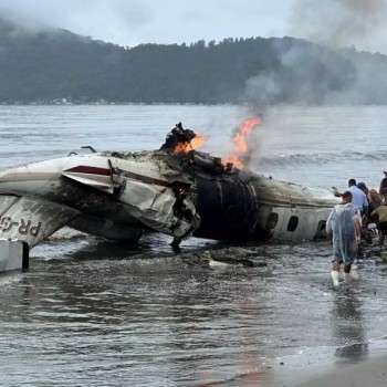 Avião de pequeno porte explode e cai no mar durante aterrissagem